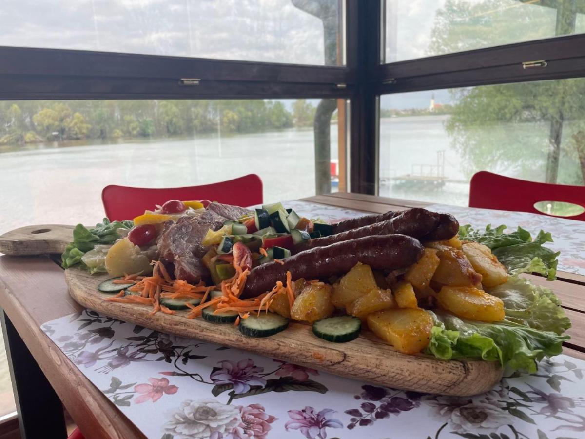 Vila Odmor Na Dunavu Beocin Exteriör bild